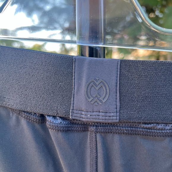 Massov Black Streamlined Leggings with Stretchy Fit Size Small NWOT MID- Waisted - Picture 7 of 9